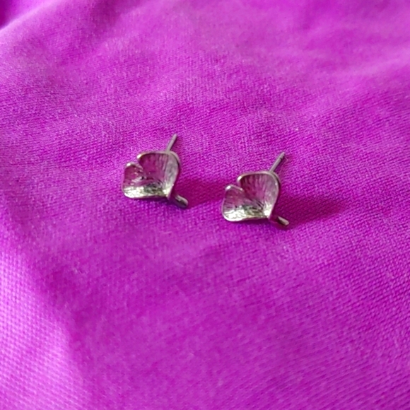 Cute Ginko leaf stud earrings. - Picture 1 of 2